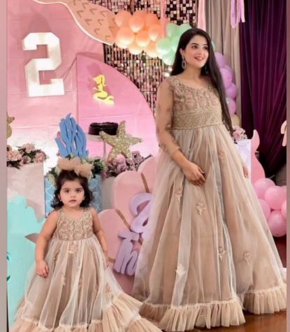 Beautiful Mother and Daughter matching outfits - The handmade craft Mother Daughter Gown, Mother Daughter Twinning Dresses, Mother Daughter Same Dress, Mother Daughter Twinning, Mother And Daughter Matching Outfits, Mom Daughter Matching Dresses, Hairstyles For Gowns, Daughter Dress, Mom And Daughter Matching