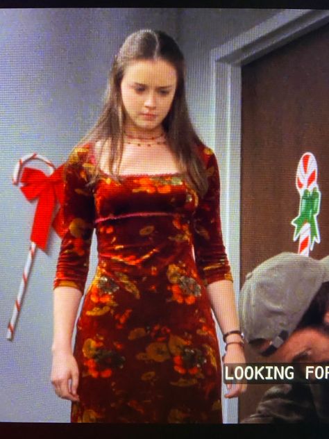 Rory Gilmore Red Dress, Rory Gilmore Formal Dress, Rory Gilmore Dresses, Rory Fits, Rory And Lorelai Gilmore, Gilmore Girls Clothes, 90s Formal Dress, Rory And Lorelai, Date Fits