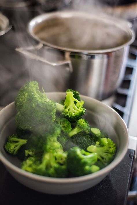 This Viral Broccoli-Cooking Hack Is Being Hailed As Genius Boiling Broccoli, Vegan Broccoli Soup, Broccoli Crowns, Vegan Broccoli, How To Cook Broccoli, Broccoli Stems, Raw Broccoli, Broccoli Soup, Steamed Broccoli