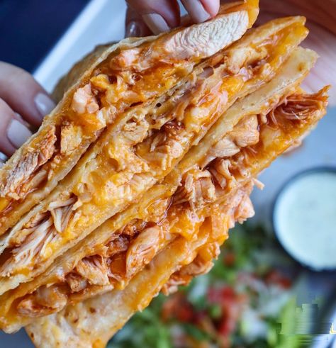 Chicken Tinga Quesadillas - Easy DIY Recipes Chicken Tinga Quesadilla, Mexican Tinga, Tinga Recipe, Chicken Tinga Recipe, Risotto Milanese, Chicken Tinga, White Bean Soup Recipes, Poblano Pepper, Chipotle Peppers