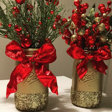 Mason Jar Centerpieces For Christmas, Mason Jar Christmas Centerpieces, Wine Glass Christmas Decorations, Wine Bottle Christmas Decorations, Christmas Centerpieces Cheap, Diy Christmas Deco, Mason Jar Craft, Diy Christmas Table, Christmas Decorations Centerpiece