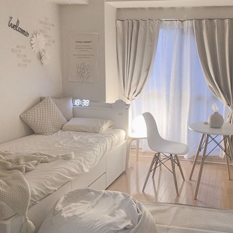 Korean White Bedroom, Small Korean Room, White Korean Room, Dream Bedroom Minimalist, Korean Room Inspiration, Korean Room Ideas Small Spaces, Minimalistic White Bedroom, Soft Korean Room, Korean Beddings