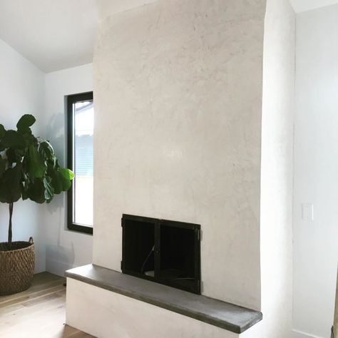 white fireplace tadelakt Plaster Gas Fireplace, Gas Fireplace Ideas, Plaster Fireplace, Lime Plaster, Linear Fireplace, White Fireplace, Custom Fireplace, Fireplace Surround, Basement Bedrooms