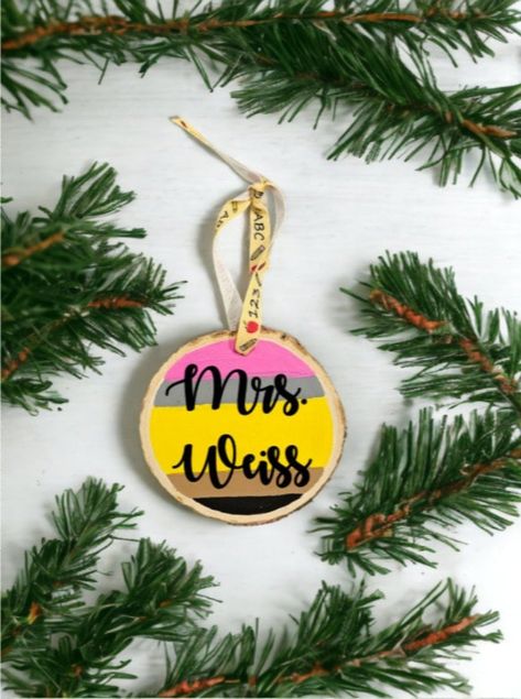 Teacher Gift Ornament Diy, Diy Teacher Christmas Ornaments, Teacher Ornament Gift, Teacher Ornaments Cricut, Wooden Disk Crafts, Easy Wood Ornament Painting, Diy Christmas Teacher Gifts, Teacher Ornament Ideas, Christmas Teacher Gifts Diy