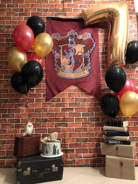 Harry Potter 7th Birthday Party, Harry Potter Backdrop, Harry Potter Themed Birthday Party, Harry Potter Birthday Decorations, Harry Potter Themed Birthday, Harry Potter Party Decorations, Harry Potter 6, Hogwarts Party, Harry Potter Theme Birthday