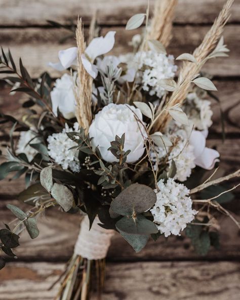 Flowers And Greenery, Bridal Flowers, Flower Bouquet Wedding, Future Wedding, Boho Wedding, Bridal Bouquet, Wedding Inspo, Outdoor Wedding, Fall Wedding