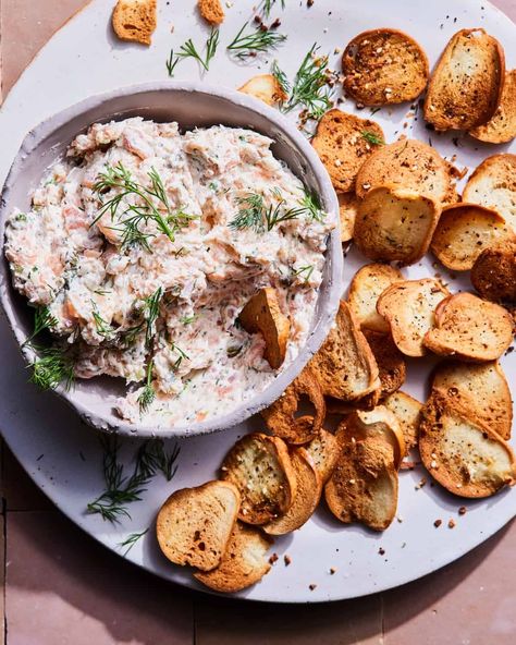 Bagel Crisps, Salmon Dip Recipes, Salmon Noodles, Fiesta Food, Aka Christmas, Tiny Bites, Salmon Appetizer, Canned Salmon Recipes, Smoked Salmon Bagel