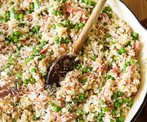 Pea and ham risotto Ham Risotto, Smoked Salmon Blinis, Corn Risotto, Pork Burritos, Mess Food, Ploughmans Lunch, Christmas Leftovers, Recipe Website, Risotto Recipe