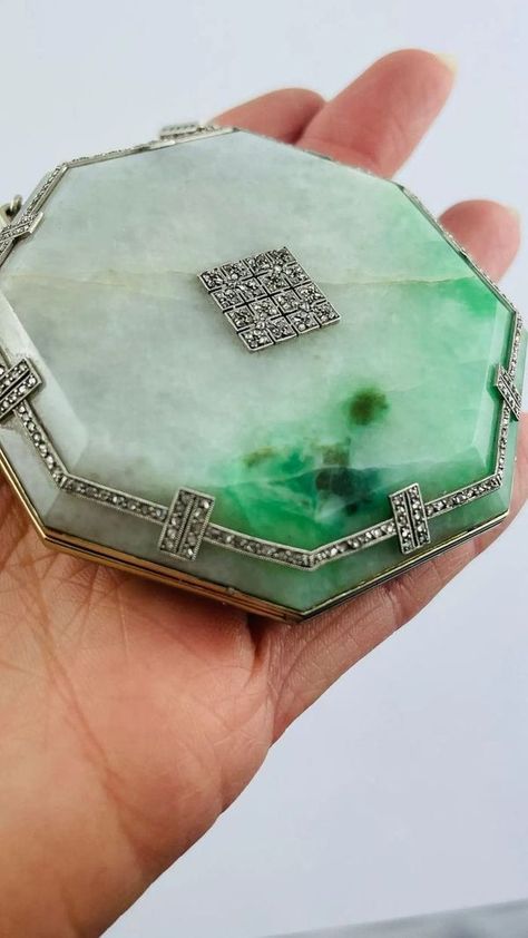 Art Deco | Art deco lady's vanity case | Facebook Paris Art Deco, Bijoux Art Deco, Art Deco Lady, Art Deco Art, Vintage Cosmetics, Powder Compact, Paris Art, Deco Art, Vanity Case