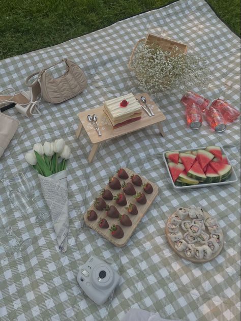 Minimal Picnic Aesthetic, Picnic Date Food, Picnic Birthday Party, Picnic Inspiration, Picnic Birthday, Picnic Date, Picnic Set, Simple Girl, Picnic Food