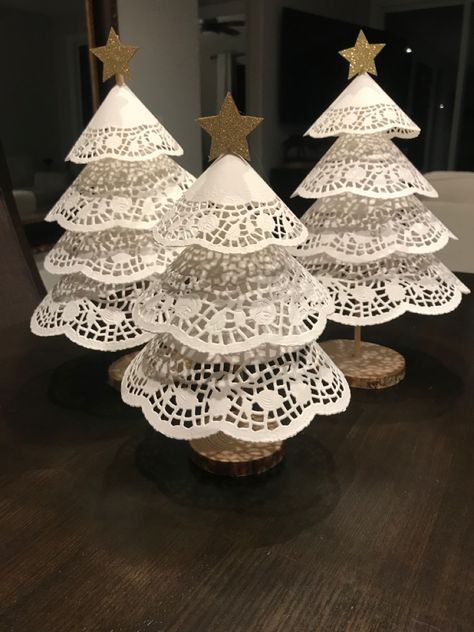 Paper Doily Crafts, Christmas Tree Store, Dollar Store Christmas Decor, Doilies Crafts, Deco Table Noel, Dollar Store Christmas, Christmas Crafts To Make, Christmas Paper Crafts, Paper Doilies