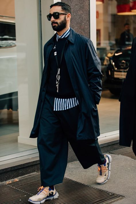 Check out all of the crossbody bags, puffer jackets, and swervy topcoats you can handle from the Fall/Winter 2018 shows in our exclusive street style gallery. Milan Fashion Week Men, Men Street, Moda Vintage, Cool Street Fashion, Mode Streetwear, 가을 패�션, Street Style Looks, Men Looks, Mens Streetwear