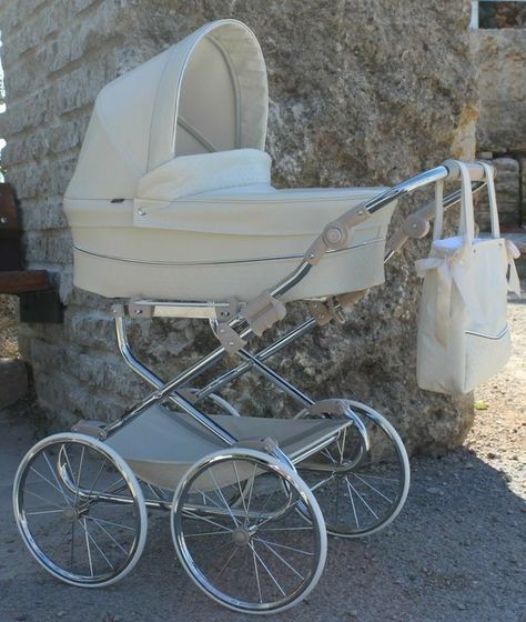 Vintage Pram, Baby Gadgets, Baby Equipment, Baby Room Inspiration, Baby Prams, Tas Fashion, Baby Necessities, Luxury Baby, Baby Carriage