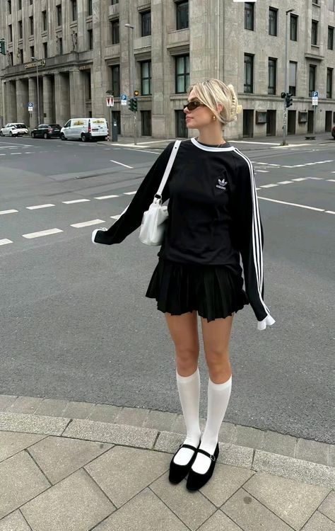 Blokette Outfits Aesthetic, Knee Sock Outfits, White Knee Socks Outfit, Knee High Stockings Outfit, White Socks Aesthetic, White Stockings Outfit, White Socks Outfit, Mary Jane Outfit, White Knee Socks