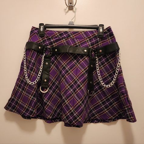 Cute Purple And Black Tripp Skirt. Some Accent Chains On The Sides. A Touch Of Yellow In The Plaid Lines. Close Up Of Fabric Pattern In Photos. Approx Measurements Flat Waist 15" Length 16" Monster High Aesthetic Outfit, Alt Style Outfit, Plaid Clothes, Purple Plaid Skirt, Purple Mini Skirt, Art Punk, Kawaii Skirt, Green Plaid Skirt, Purple Gothic