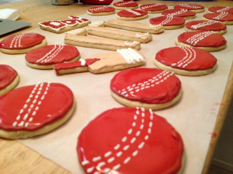 I made these cricket cookies for my dad for Father's day. He loved them :-) I used recipes and ideas from http://www.sweetsugarbelle.com/ but I came up with the design myself. Cricket Cookies, Trailer Cafe, Cricket Wedding, Grandpas Birthday, Cricket Party, Cricket Cake, Ball Cookies, Cricket Ball, Cake Boy