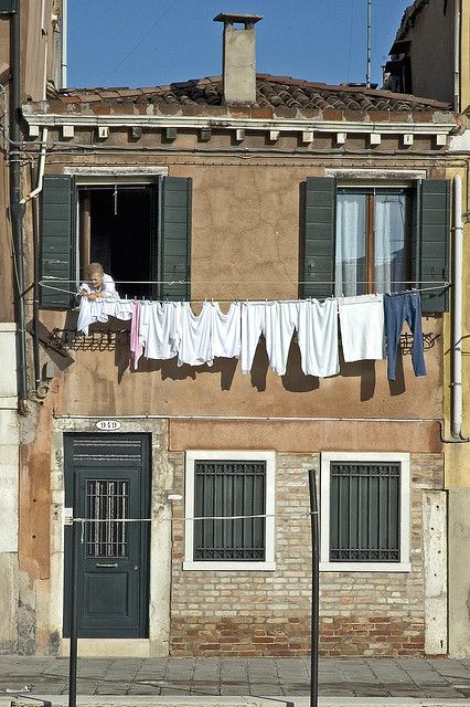 Panni stesi | Flickr - Photo Sharing! Clothes Lines, Laundry Art, Clothes Hanging, Vintage Laundry, Laundry Drying, Washing Line, Urban Sketching, Old Buildings, Painting Photos