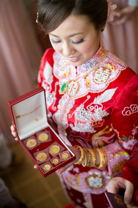 chinese wedding gift Chinese Wedding Outfits, Modern Chinese Wedding Dress, Chinese Wedding Dress Traditional, Modern Chinese Wedding, Chinese Bride, Traditional Chinese Wedding, Chinese Wedding Dress, Chinese Tea Ceremony, Couture Evening Dress