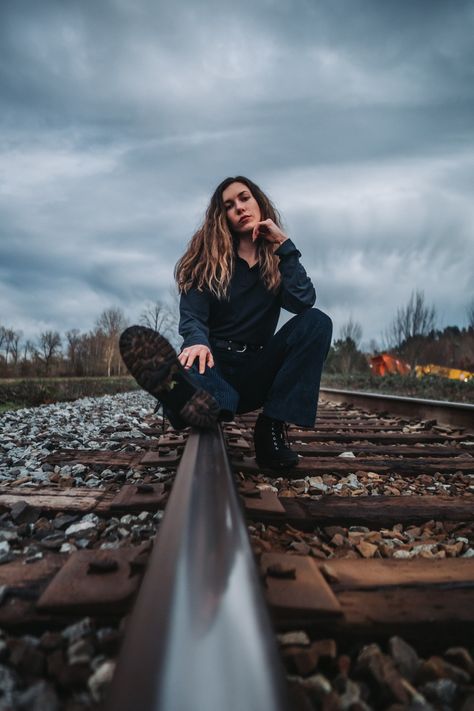 Photoshoot On Train Tracks, Train Line Photography, Railway Portrait Photography, Railroad Portrait Photography, Train Portrait Photography, Railroad Photoshoot Ideas, Railroad Tracks Photoshoot, Train Track Photoshoot Aesthetic, Traintrack Photoshoot Ideas