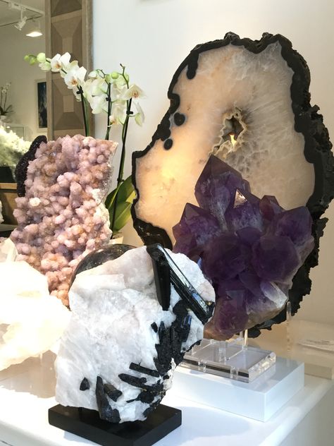 Amethyst, Agate, Spirit Quartz, Tourmaline - raw beauty #crystals #interiors Big Crystals Home Decor, Beauty Crystals, Statement Crystals, Big Crystals, Crystal Room Decor, Geode Decor, Crystal Room, Earth Gift, Crystal Home Decor