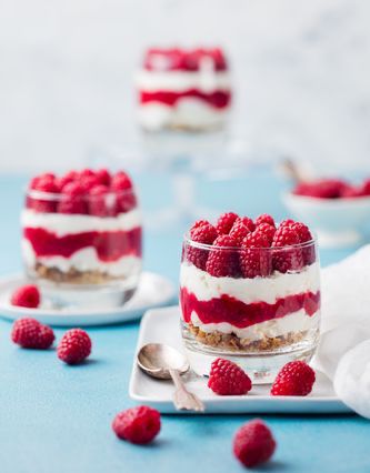 Tiramisu aux framboises Christmas Trifle Recipes, Pudding Recept, Raspberry Tiramisu, Raspberry Trifle, Christmas Trifle, Buckwheat Cake, Raspberry Desserts, Fruit Parfait, Trifle Recipe