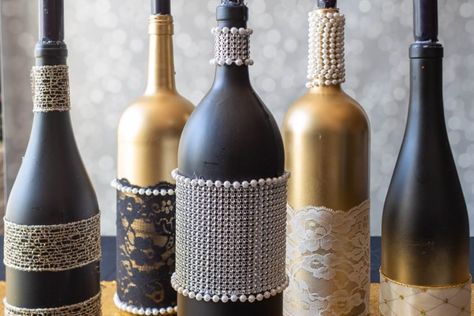 How To Make A Glam Gatsby DIY Feather Centerpiece - Entertaining Diva @ From House To Home 20s Speakeasy, Decorate Wine Bottles, Speakeasy Aesthetic, Spray Painted Wine Bottles, Diy Citronella, Inexpensive Centerpieces, Gatsby Party Decorations, Speakeasy Party, Great Gatsby Themed Party