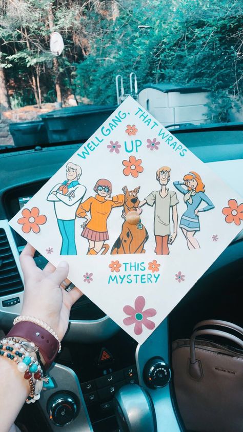 Scooby Doo Cap Ideas, Graduation Cap Scooby Doo, Graduation Cap Designs Scooby Doo, Scooby Doo Senior Parking Spot, Scooby Doo Grad Cap, Scooby Doo Parking Spot, Scooby Doo Graduation Cap, Funny Graduation Cap Designs, Collage Graduation Gifts