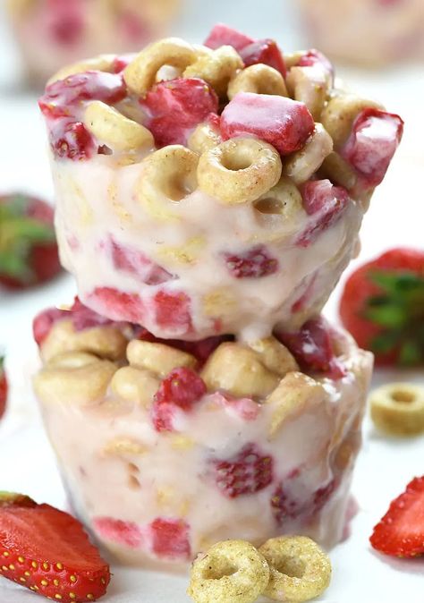 I love simple and easy recipes, with a few simple ingredients, like these White Chocolate Strawberry Cheerios Cups. You can make ahead a bunch of those yummy bites and grab a few whenever you are in a hurry and need something sweet and delicious to satisfy your sweet tooth. Strawberry Keto, White Chocolate Strawberries, Baked Oatmeal Cups, Peanut Butter Granola, Baked Dessert Recipes, Chocolate Strawberry, Tasty Bites, Chocolate Peanuts, Easy Chocolate