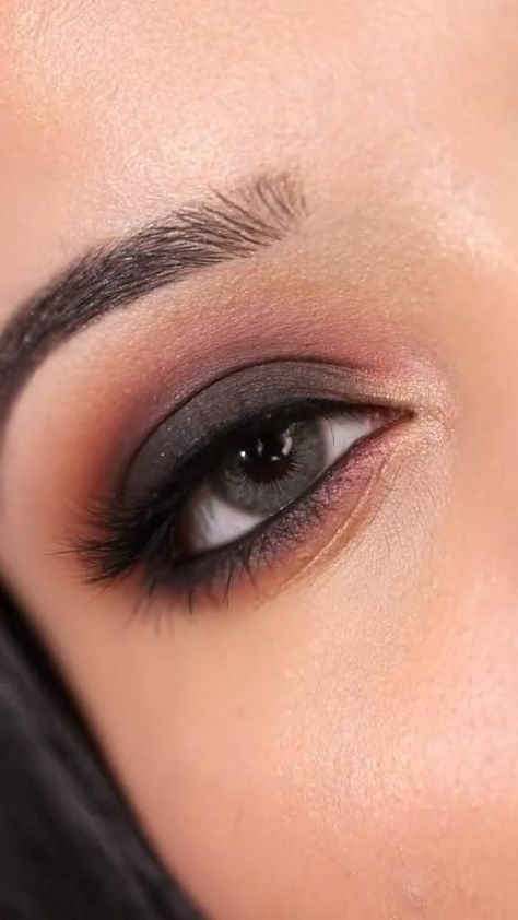 Easy smokey eye makeupDiy make up makeup makeuptutorial eyeshadow eyemakeuptutorial smokeyeyemakeup Eye Makeup Ideas Smokey, Soft Smokey Eye Makeup Brown Eyes, Eyeshadow Looks Basic, Smokey Eye Makeup Palette, Eye Makeup Smokey Natural, Smokey Natural Eye Makeup, Regular Makeup Look, Black Smoky Eyes Makeup Looks, Party Look Eye Makeup