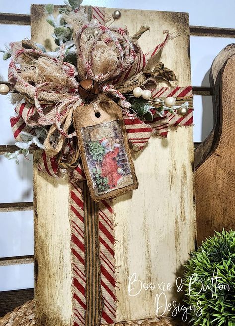 Diy Christmas Crafts To Sell 2023, Rustic Primitive Christmas, Rustic Wood Christmas Decor, Fall Crafts To Sell 2024, Christmas Wood Crafts To Sell, Christmas Present Decor, Primitive Christmas Crafts, Present Decor, Signs Christmas