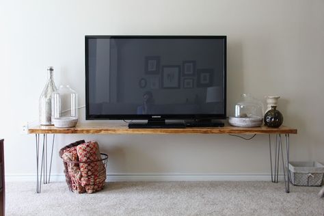 Love this DIY TV stand! Tv Stand Alternatives, Diy Tv Stand Ideas, Tv Table Stand, Simple Tv Stand, Swivel Tv Stand, Simple Tv, Diy Storage Rack, Tv Stand Designs, Rustic Tv Stand