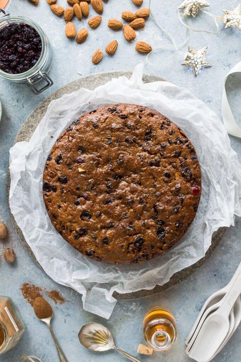 Vegan Christmas Cake - Domestic Gothess Vegan Christmas Cake, Vegan Fruit Cake, Classic Christmas Dessert, Vegan Christmas Desserts, Cranberry Christmas Cake, Vegan Xmas, Christmas Cake Recipe, Cake Light, Fruit Cake Christmas