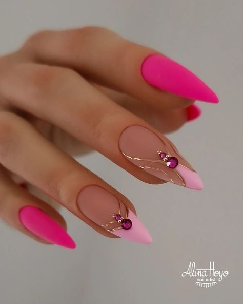 Alina Hoyo Nail Artist (@alinahoyonailartist) • Instagram photos and videos Nail Art Designs On Pink Nails, Gold Pink Nails, Pink And Gold Nails, Vanessa Nails, Nail Halloween, Pink Wedding Nails, Halloween Nail Art Ideas, Nail Academy, Fancy Nails Designs