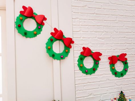 DIY Christmas Wreath Garland Christmas Class Decorations, Classroom Decor For Christmas, School Christmas Decorations, Easy Christmas Decorations Diy, Office Christmas Decorations Cubicles, Diy Christmas Banner, Christmas Garland Diy, Classroom Christmas Decor, Christmas Banner Diy