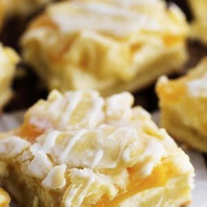 Peaches and Cream Pie Bars - The Recipe Critic Peaches And Cream Pie, Mini Peach Cobbler, Peach Pie Bars, Blueberry Cheesecake Bars, Lemon Blueberry Cheesecake, Peach Pie Filling, Lemon Pound Cake Recipe, Pie Bar Recipes, Peach Desserts