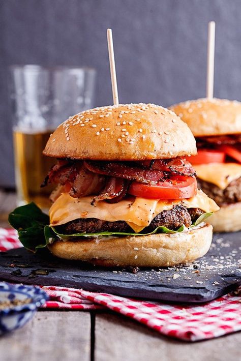 Classic Bacon Cheeseburger. Gourmet Burgers, Bacon Cheeseburger, Burgers Sandwiches, Corn Dogs, Chapati, Good Burger, Wrap Sandwiches, Crispy Bacon, Burger Recipes