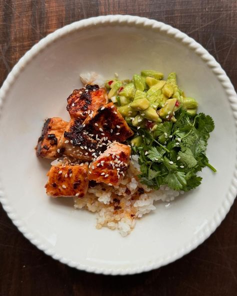 Miso honey blackened salmon rice bowl. Served with a fresh, spicy avo salsa and other good yummy bits. Your new fave mid week meal 🤝 Miso Salmon Bowl, Miso Salmon, Salmon Rice, Salmon Rice Bowl, Healthy Plates, Blackened Salmon, Salmon Bowl, Kris Kringle, Rice Bowl