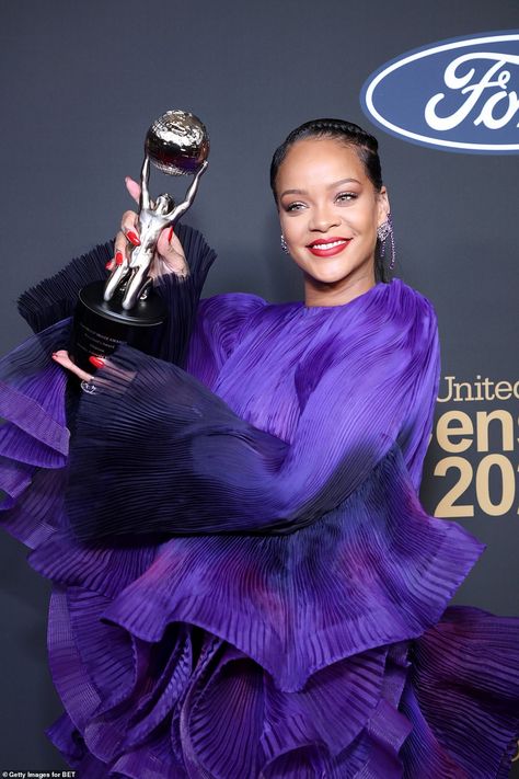 Clara Lionel Foundation, Mode Zendaya, Rihanna Fan, Naacp Image Awards, Rihanna Photos, Entertainer Of The Year, Rihanna Style, Bad Gal, Rihanna Fenty