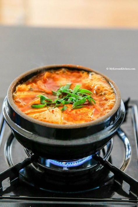 Kimchi Stew Recipe, Korean Comfort Food, Jjigae Recipe, My Korean Kitchen, Koreansk Mad, Kimchi Jjigae, Kimchi Stew, Korean Kitchen, Korean Cooking