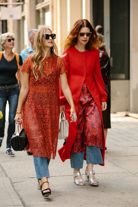 Dress Over Jeans, Dress Over Pants, Stile Casual Chic, Look Jean, Basic Fashion, New York Fashion Week Street Style, Looks Street Style, Spring Street Style, Under Dress