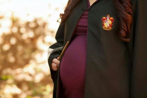 Harry Potter Maternity Photoshoot, Harry Potter Maternity, Maturity Photoshoot, Harry Porter, Photo Time, Maternity Photoshoot Poses, Bump Photos, Harry Potter Baby, Maternity Pics