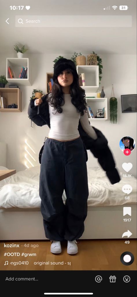 Petite Baggy Outfit, Sweatpants Cargo Outfit, Baggy Pants Winter Outfit, Tight Top Loose Pants Outfit, Baggy Sweat Pants Outfit, How To Style Baggy Sweatpants, Baggy Sweats Outfit, Tight Top Baggy Pants Outfit, Tight Shirt Loose Pants Outfit