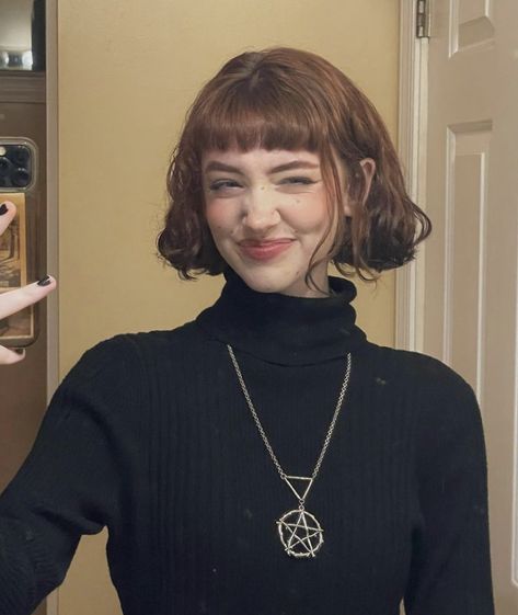 Baby Bangs Curly Hair, Short Bangs Short Hair, Short Wavy Hair With Bangs, Stacked Inverted Bob, Inverted Bob Haircut, Modern Bob Haircut, Short Hair Dos, Cute Pixie Cuts, Cute Bob