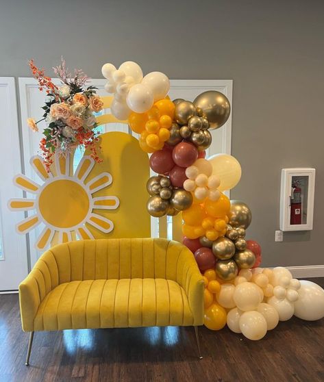 Sun Table Centerpiece, Sunshine Backdrop, Theme Baby Shower Ideas, Sun Party Backdrop, Sun Backdrop, Sunshine Photo Backdrop, Balloon Garland Yellow, Here Comes The Sun Centerpieces, Sun Theme Balloon Arch