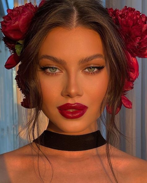 Red Lipstick Makeup Looks, Red Lipstick Shades, Red Lips Makeup Look, Maquillage On Fleek, Elegantes Makeup, Eyeliner Tips, Red Lipstick Makeup, Date Night Makeup, Red Lip Makeup