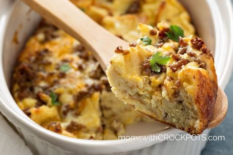 Looking for something to serve the family on those busy mornings? This Crockpot Breakfast Casserole is always a winner! Simple and gluten free! | @MomsWCrockpots #crockpot #slowcooker #breakfast #recipes #holidays #glutenfree Strata Recipes Breakfast, Breakfast Casserole Recipes, Casserole Crockpot, Christmas Breakfast Casserole, Strata Recipes, Breakfast Strata, Yum Breakfast, Crockpot Breakfast Casserole, Hashbrown Breakfast Casserole