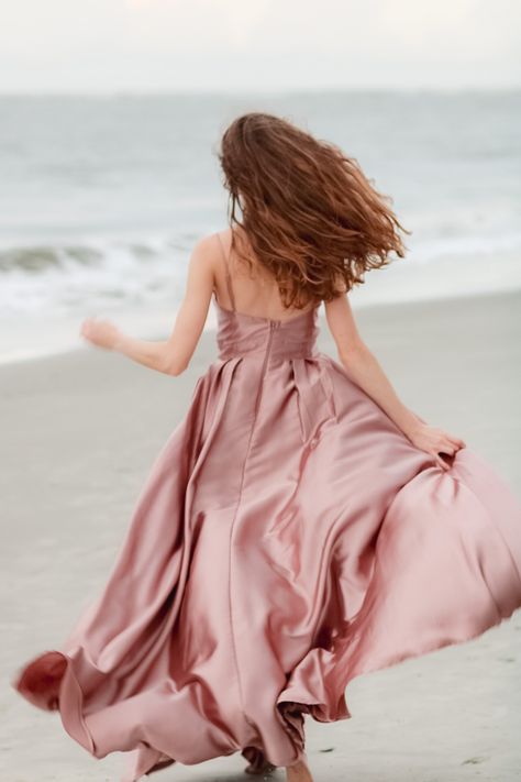 Photoshoot Ideas In Beach, Bride To Be Photoshoot, Beach Shoot Ideas, Pink Dress Beach, Beach Dance Photography, Beach Prewedding, Light Pink Lehenga, Beach Dance, Blush Pink Dress