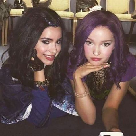 Evie And Mal, Dove Cameron Descendants, Bts Behind The Scenes, Descendants Pictures, Evie Descendants, Mal Descendants, Disney Descendants Movie, Descendants Characters, Sophia Carson