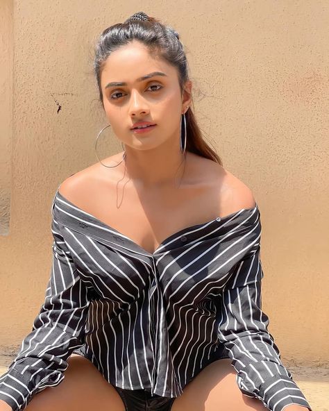 Nisha Guragain Photos, Deepak Joshi, Nisha Guragain, Banner Shapes, Katrina Kaif Photo, Status Video, Bollywood Actress, Full Hd, Off Shoulder Blouse