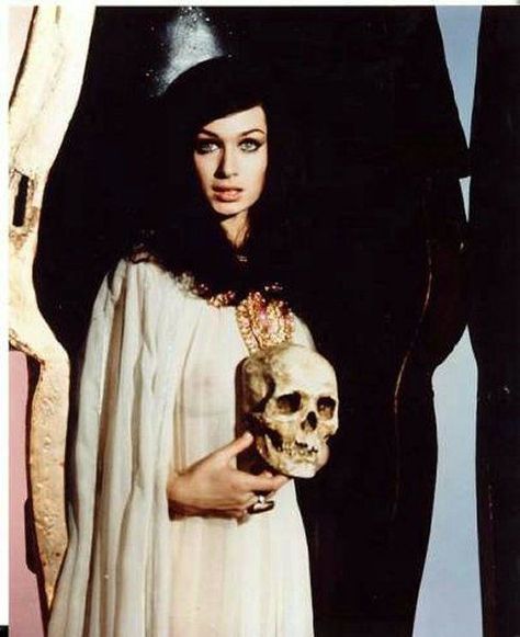 tumblr_nr07owRlqJ1td2rg5o1_500 Valerie Leon, Vintage Occult, Hammer Horror Films, Hammer Films, Famous Monsters, Vintage Witch, Classic Horror Movies, Classic Monsters, Goth Aesthetic